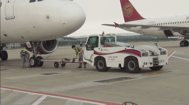 Chine Direction à quatre roues d'aéroport de tracteur fiable de remorquage, équipement moulu de service fournisseur
